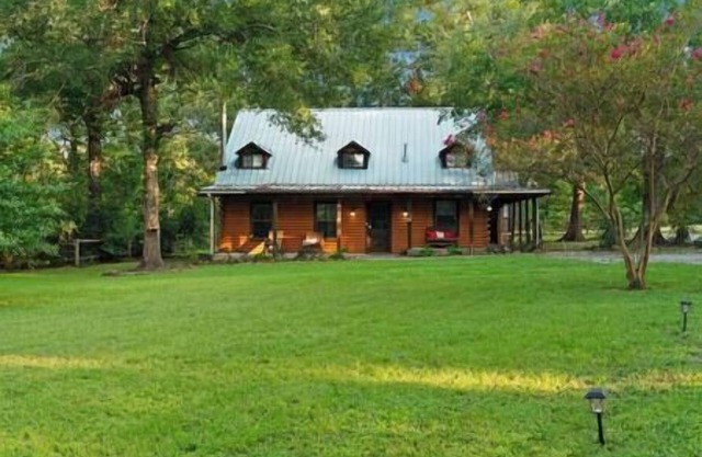 Log home on 4.4 acres| Hot tub | 20kw Generator, Log home on 4.4 acres| Hot tub | 20kw Generator