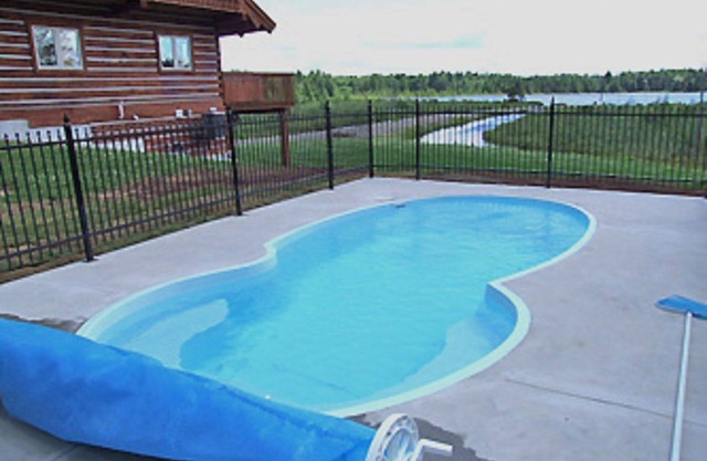 Log Home On Private Lake With 300 Acres, 8 Km Of Nature Trails And Inground Pool