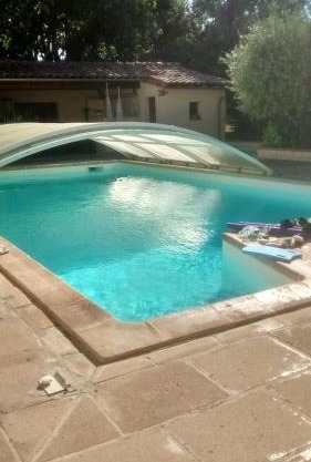 logement avec piscine cuisine extérieure, chambre salle de bain