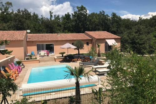 Logement avec terrasse attenant à une villa