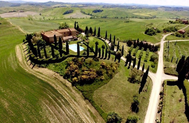 Loggetta: apartment in farmhouse with shared pool near Siena