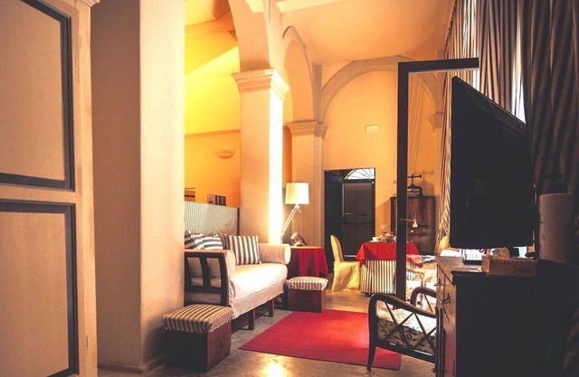 LOGGIA a PALAZZO, suite molto grande, centro storico, 7 km dal mare