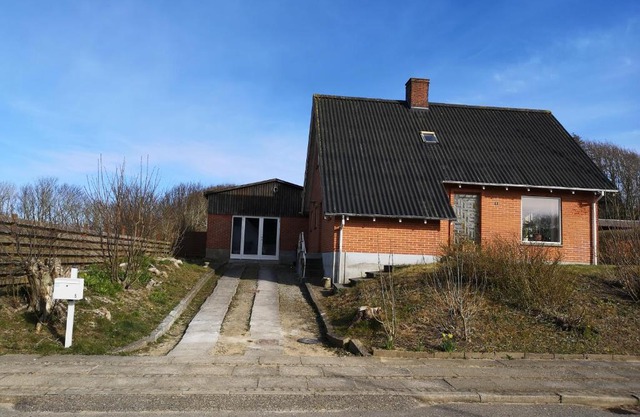 Logi i hus med kunst og have