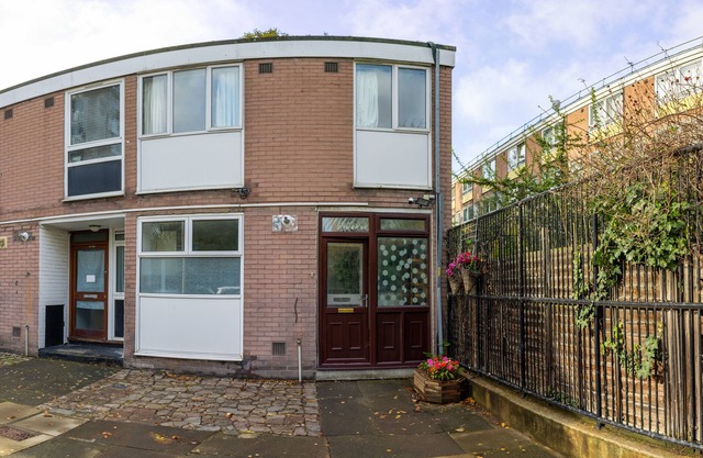 London - 4 Bed - Sleeps 8 - Garden - Pet Friendly