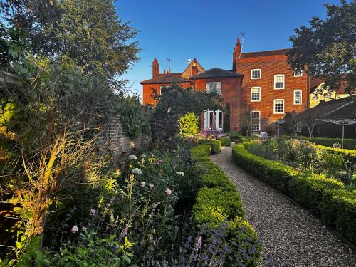 London- Large Period Town House with river front