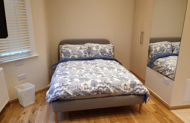 London Luxury Studio Flat 4 min to Ilford Station with FREE parking FREE WiFi
