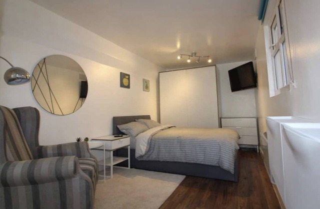London Studio Apt - No Sharing - Ground Floor - Private Entrance
