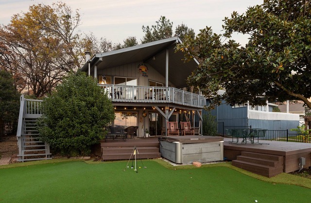 Lone Star Lake Cottage, SUNSET VIEWS, NEW deck/boat dock/putting green