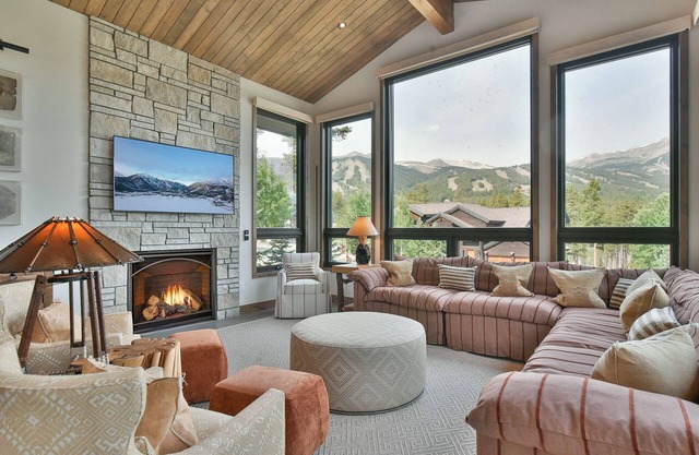 Lonestar Lodge: Sweeping Mountain Views, Hot Tub & Patio