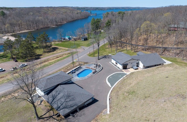 Long Lake Retreat-Heated Pool/Hot Tub-Multi-Family Haven-Long Lake Frontage