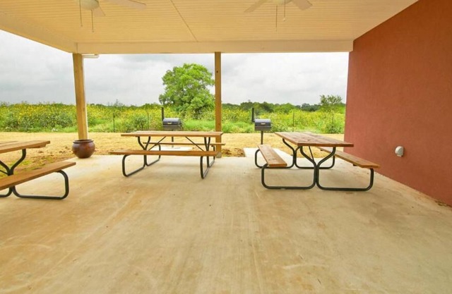 Longhorn Museum Tour! 3 Pet-friendly Units w/ Private Kitchens & Free Parking!