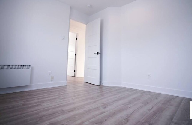 LONGUEUIL CONDO NEAR EVERYTHING-DOWNTOWN MONTREAL-METRO STATION-FREE PARKING