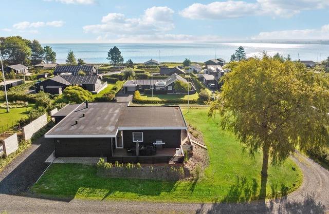 Look forward to a magnificent sea view on vacation in this attractive vacation home.