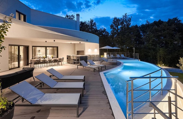 Look forward to a wonderful vacation in this appealing vacation home in a fantastic location with po