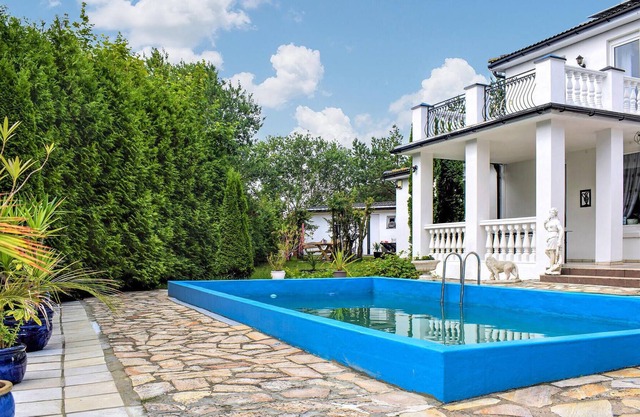 Look forward to a wonderful family vacation in this spacious vacation home with shared outdoor pool