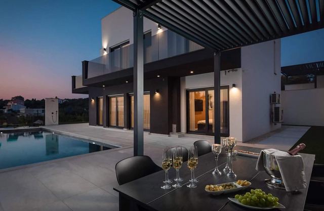 Look forward to a wonderful vacation in this spacious vacation home with private pool, sauna and jac