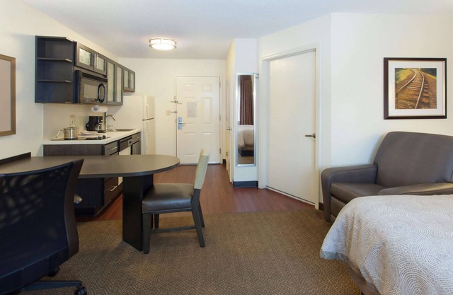 Look no Further! Kitchen, Free Parking, Pets Allowed, Near Sunset Park!