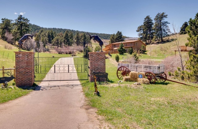 Lookout Mountain, Log cabin Golden, Wedding venue, Red Rock concerts, skiing