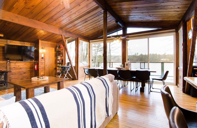 Loon Lake House - Large family lakefront cottage - w beach & hot tub!