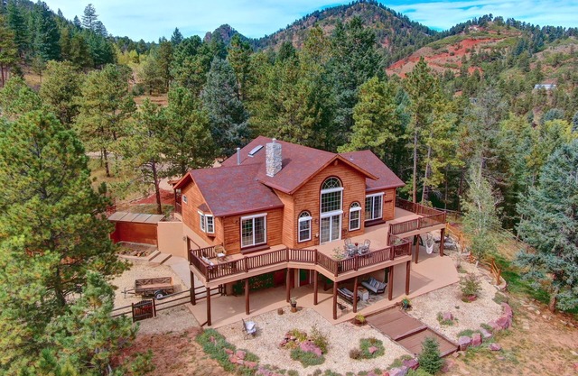Lost Antler Lodge - 3 acres/hot tub/fire pit/close to town