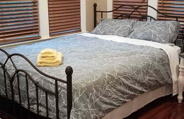 Lots of lights private room walking to LIRR & shops & Quiet neighborhoodsn