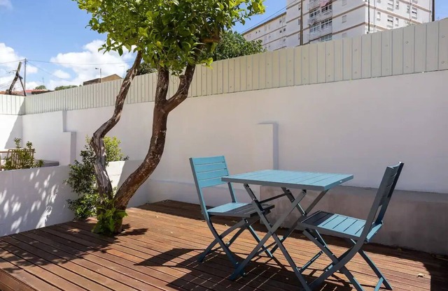 Lots of sun and a Private Garden at Beato