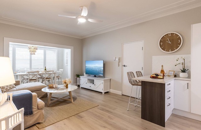 Louisa Court, 2,49 Donald St - Furnished unit in the heart of town with air con and Wi-Fi