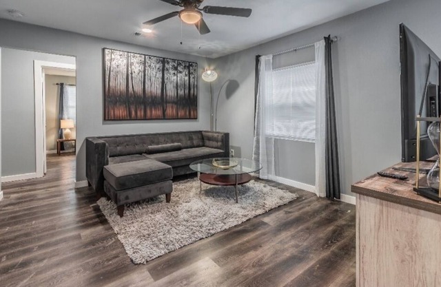 *Lounge in Dallas| 3 BD Home w/ King Bed + Wifi*