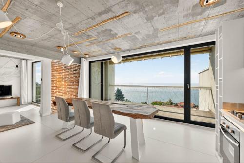Love Seaview Escape, 2BR Apartment with Balcony, Varna