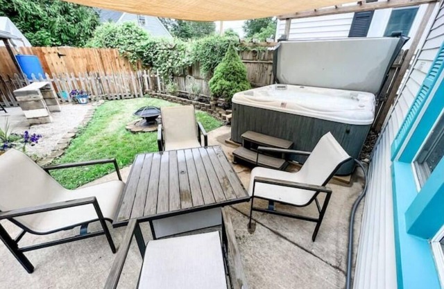 Love Shack Private Hot tub steps to Jet/Town