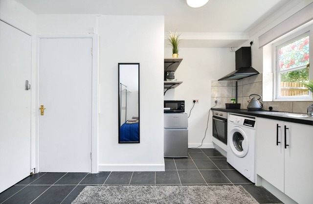 Lovely 1-bed Studio with Parking available