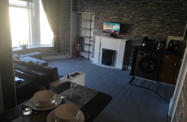 Lovely 1 Bedroom condo with sea views.