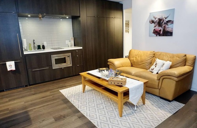 Lovely 1-bedroom+den Yorkville condo