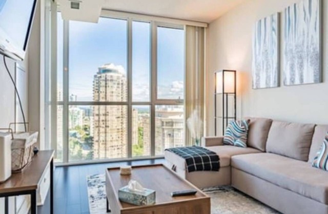 LOVELY 1+DEN CONDO, BALCONY, PARKING, HIGH FLOOR