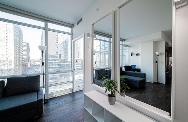 Lovely 2 bed 2 bath condo (CN Tower view) +parking