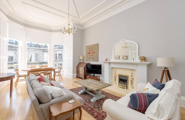 Lovely 2-bed Apt 2-min from Haymarket Station