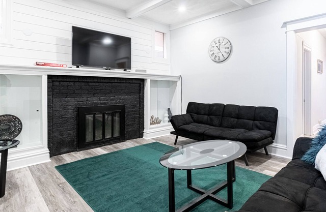 Lovely 2-Bedroom, 5-Bed apartment in Hamilton