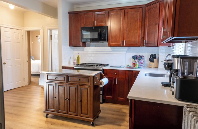 Lovely 2-bedroom apartment in Plainfield with WI-FI AC and a fenced in bac yard