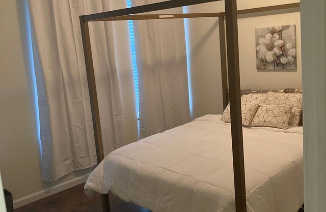 Lovely 2 Bedroom Apt - Book 3 and 1 Night free