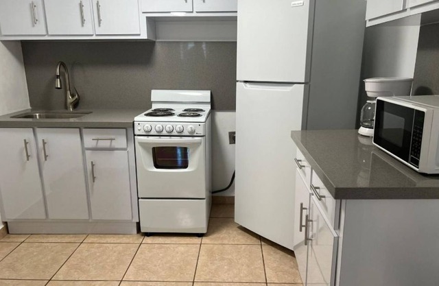Lovely 2-bedroom apt # 5 only 5 minutes away from crashboat beach..
