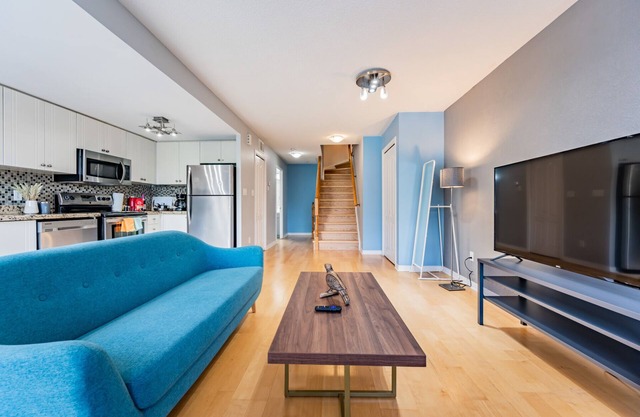 Lovely 2-bedroom condo with free parking in Scarborough