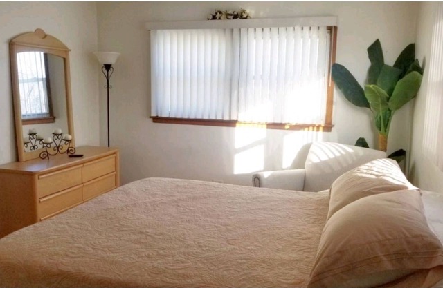 ** Lovely 2BDRM Apt ** 20 mins Ohare or Chicago