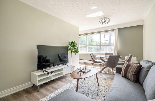 Lovely 2BR Apartment, steps to Lake Waterfront