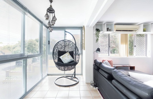 Lovely 2BR Riverfront Condo New Farm