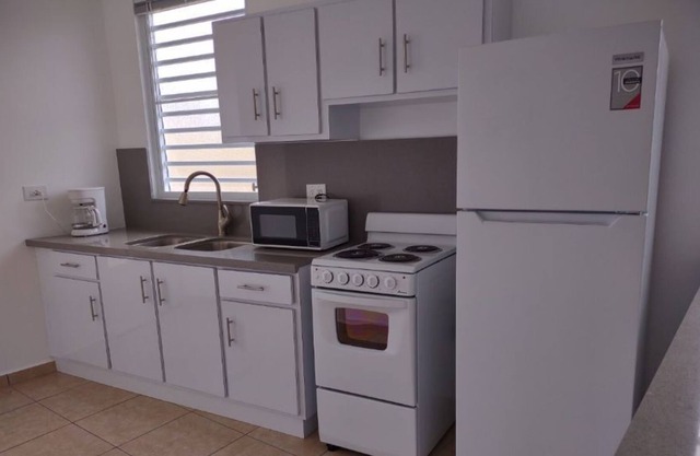 Lovely 3-bedroom apt #3 only 5 minutes away from crashboat beach