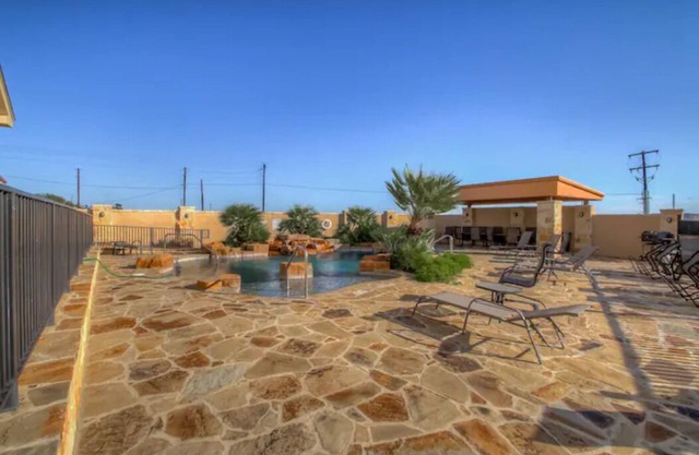 Lovely 3 bedroom condo with pool on Lake Amistad