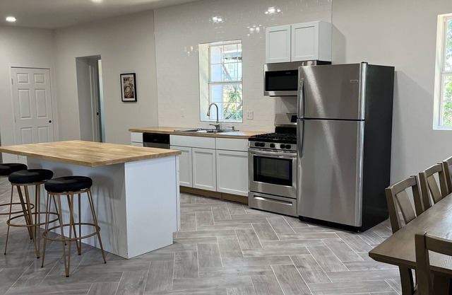 Lovely 3 bedroom rental unit close to the River and Lake!