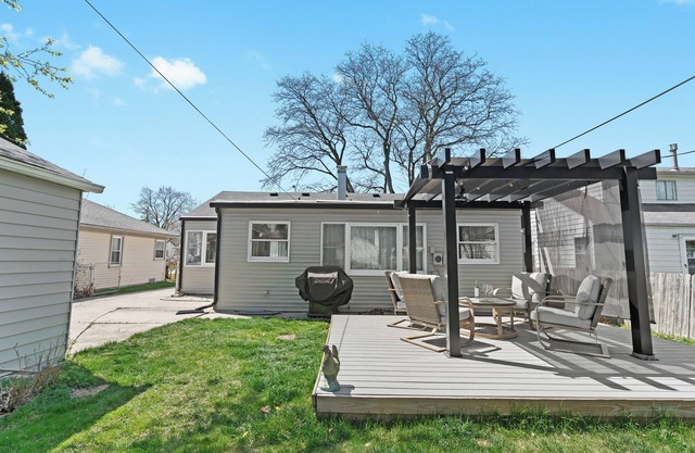 Lovely 3 BR Home w/Backyard - Sleeps 6