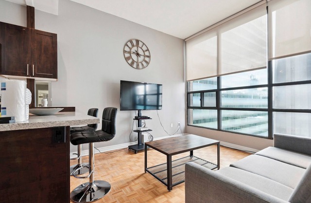 Lovely 3-BR in DT Toronto