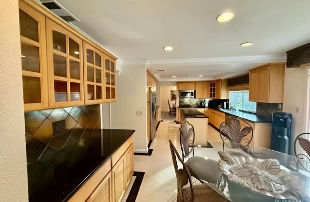 Lovely 4-bedroom house in Upland with WiFi and AC